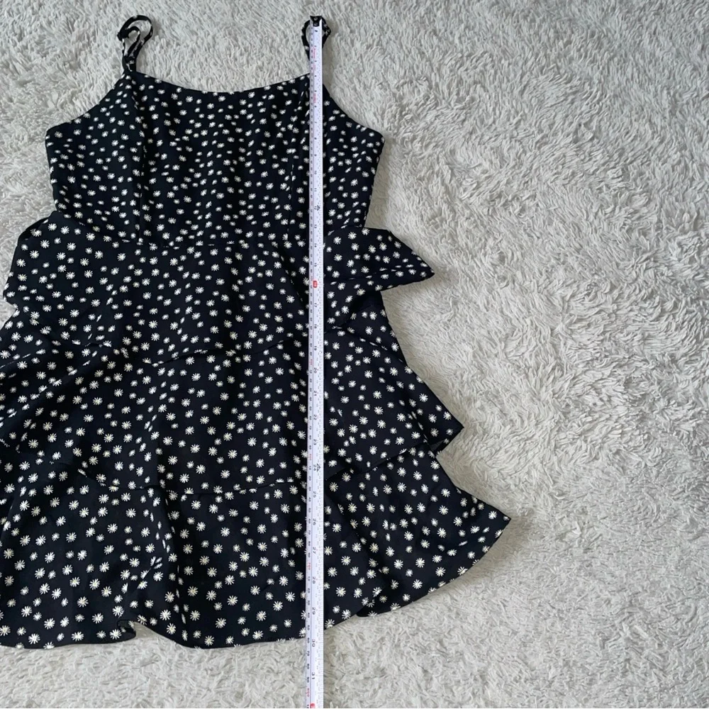 Forever 21 Black Ditsy Floral Daisy Tiered Mini Dress Size Small Spaghetti Strap - Picture 6 of 7
